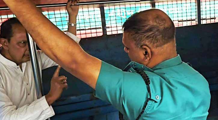 প্রিজন ভ্যানে দাঁড়িয়ে পুলিশের সঙ্গে বাগবিতণ্ডায় জড়ান হাসানুল হক ইনু